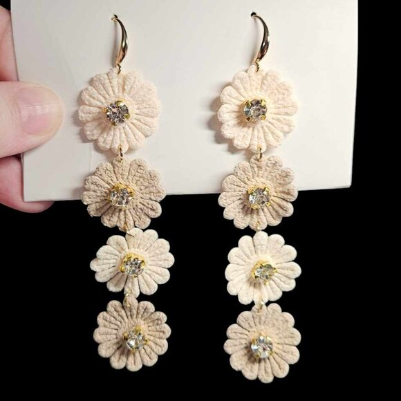 Jewelry - $3 if Bundled! New Stylish Flower Dangle Earrings